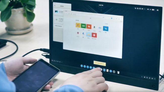 بازی با تلفن همراه در نمایشگری بزرگ
